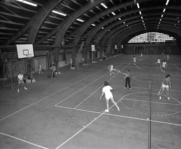 880759 Afbeelding van een tenniscursus die gegeven wordt in de oude veilinghal voor Groenten- en Vruchtenveilingen ...